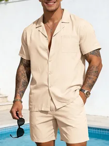 Lässiges beiges Sommer-Set für Herren mit lockerem Kurzarmhemd und passenden Shorts