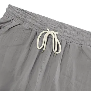Nahaufnahme der grauen Herren Leinenshorts mit elastischem Bund und Kordelzug.