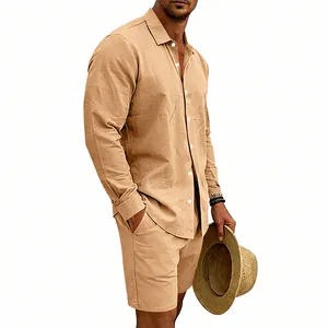 Détail de profil d'un ensemble chemise à manches longues et short en lin kaki pour homme.