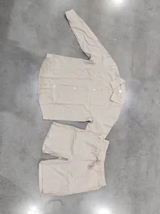 Vue de dessus d'un ensemble chemise en lin beige et short à cordon pour homme au sol gris