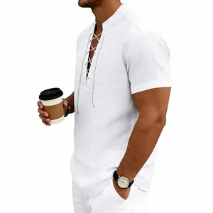 Dettaglio di una camicia Henley da uomo in lino bianco con scollo a lacci regolabili.