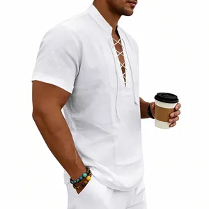Dettaglio camicia Henley da uomo in lino bianco con lacci per abbigliamento casual mare