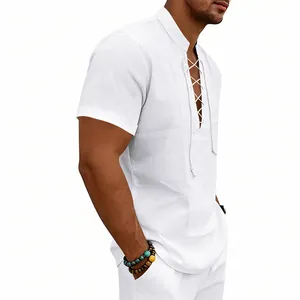 Dettaglio di maglia henley da uomo in lino bianco con scollo stringato a maniche corte