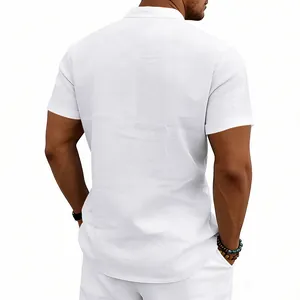 Vista posteriore di una camicia henley in lino bianco per uomo con trama del tessuto