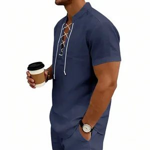 Vista laterale della camicia Henley in lino blu scuro da uomo con lacci bianchi