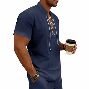 Primo piano di una camicia Henley in lino blu navy da uomo con lacci bianchi