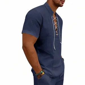 Primo piano della camicia Henley in lino blu navy da uomo con dettaglio frontale stringato