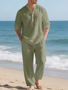 Completo casual da uomo in lino con maglia Henley a maniche lunghe e pantaloni abbinati.