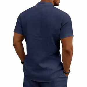 Vista posteriore camicia Henley uomo in lino blu navy con maniche corte e colletto coreana.