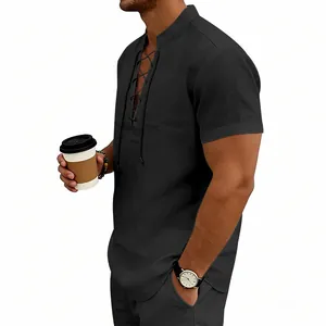 Vista dettagliata di una camicia Henley in lino nero da uomo con lacci alla moda