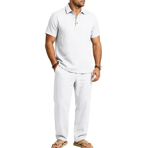 Detailansicht eines hochwertigen weißen Leinen-Poloshirts und einer passenden Hose.