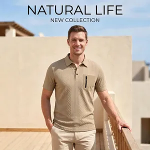 Detailansicht des khakifarbenen Herren-Polo-Shirts mit taktischer Brusttasche mit Reißverschluss