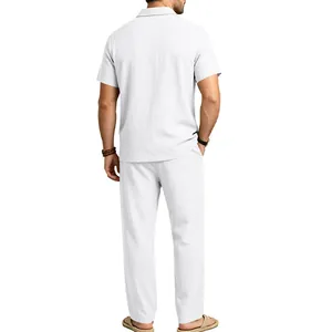 Vollständige Rückansicht des sommerlichen weißen Baumwoll-Leinen-Poloshirts und Hosen-Sets