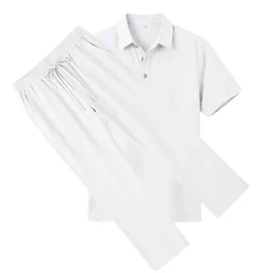 Zweiteiliges weißes Leinen-Set für Herren mit einem Kurzarm-Polo und Kordelzug-Hose