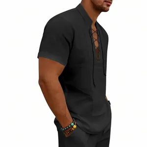 Dettaglio di una camicia da uomo in lino nero con scollo a V stringato stile casual