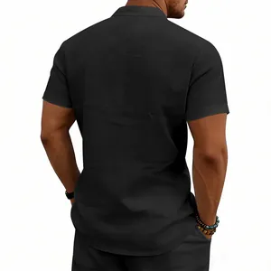 Vista posteriore di una camicia Henley nera in lino con maniche corte e collo alla coreana.