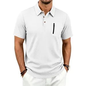Detailansicht des weißen Jacquard-Poloshirts für Herren mit schwarzer Reißverschlusstasche