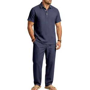 Detailansicht des navyfarbenen Sommer-Leinen-Polo-Shirts und der passenden Hose für Herren