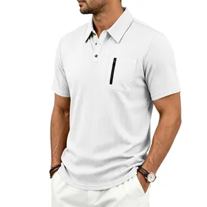 Detailansicht eines weißen Herren-Jacquard-Poloshirts mit funktionaler Reißverschlusstasche