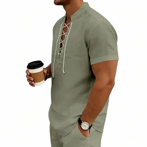 Dettaglio della camicia Henley da uomo in lino verde con lacci e maniche corte casuale.