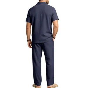 Detaillierte Rückansicht eines marineblauen Leinen-Sets für Herren mit Polo und Hose.