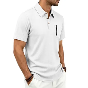 Detailaufnahme eines weißen Herren-Jacquard-Poloshirts mit Struktur und Reißverschlusstasche