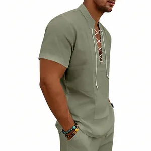 Dettaglio laterale di una camicia casual da uomo in lino con lacci verde oliva
