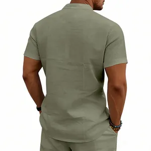 Vista posteriore di una camicia Henley casual in lino verde oliva da uomo a maniche corte