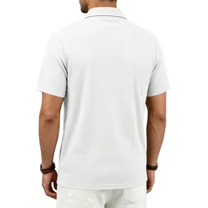 Detailansicht der Rückseite eines weißen Herren-Poloshirts mit edler Jacquard-Textur