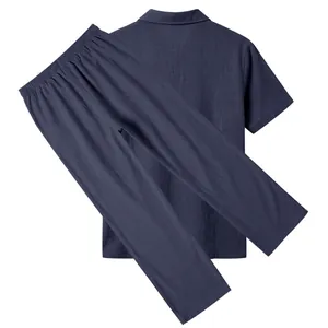 Rückansicht eines marineblauen Baumwoll-Leinen-Sets für Herren mit Kurzarmhemd und Hose