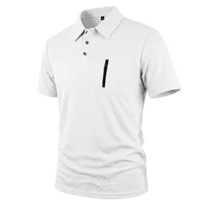 Detailansicht eines weißen Herren-Jacquard-Poloshirts mit schwarzer Brustreißverschlusstasche