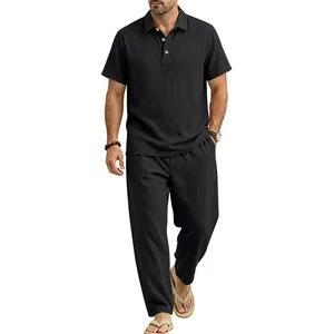 Detailansicht des schwarzen Baumwoll-Leinen-Sets für Herren mit Polohemd und Hose