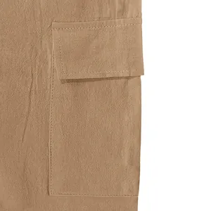 Detailaufnahme des atmungsaktiven Leinenstoffs und der Cargo-Tasche bei Herren-Sommershorts.