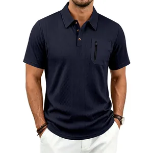 Detailansicht des dunkelblauen Jacquard-Poloshirts mit vertikaler Reißverschlusstasche