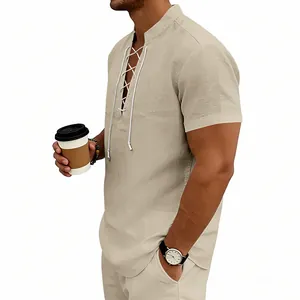 Dettaglio della camicia Henley da uomo beige in lino con scollo a V e lacci regolabili