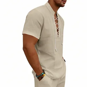 Dettaglio di una camicia Henley da uomo in lino beige con collo stringato e maniche corte
