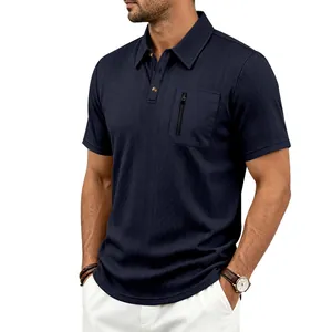 Detailansicht eines dunkelblauen Herren-Poloshirts mit Jacquard-Struktur und Reißverschlusstasche