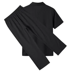Komfortables schwarzes Herren-Leinen-Set mit Kurzarm-Poloshirt und passender Hose