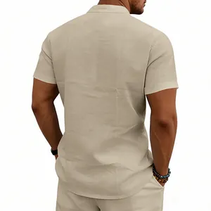 Vista posteriore della camicia Henley in lino beige da uomo che mostra la trama del tessuto