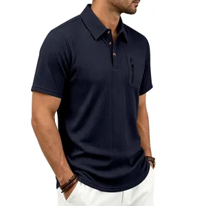 Detailansicht des dunkelblauen Poloshirts mit Jacquard-Textur und Reißverschlusstasche