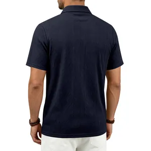 Rückansicht eines blauen Herren-Poloshirts mit strukturiertem Jacquard-Muster-Detail
