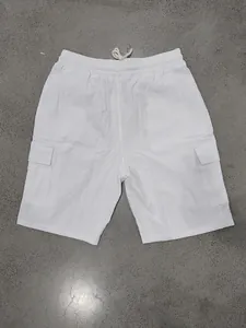 Vista detallada de los pantalones cortos cargo de lino blanco transpirable para hombre con cordón.