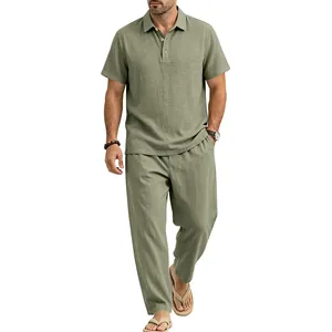 Vollansicht eines 2-teiligen salbeigrünen Leinen-Sets für Herren mit Polo und Hose