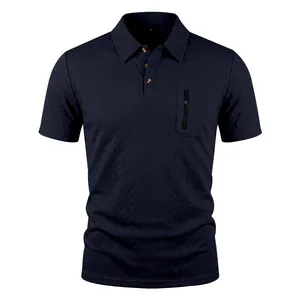 Detailansicht des dunkelblauen Poloshirts mit Jacquard-Struktur und Reißverschlusstasche