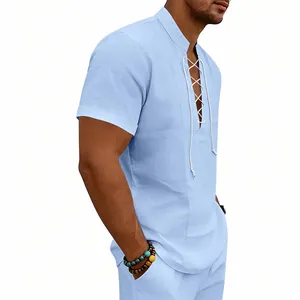 Dettaglio di una camicia Henley in lino azzurro con colletto stringato e design casual.