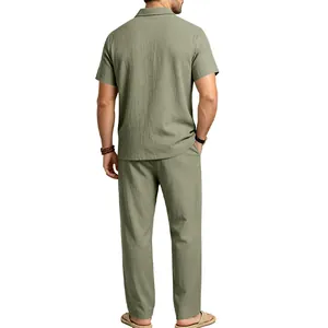 Rückansicht eines olivgrünen Leinen-Poloshirts und einer passenden Hose für Herren