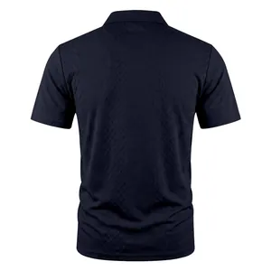 Rückansicht eines dunkelblauen Herren-Poloshirts mit strukturiertem Jacquard-Muster und Kragen
