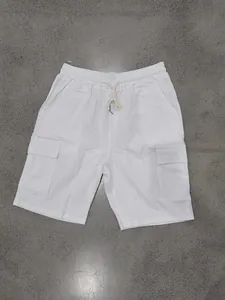 Detalle de pantalones cortos cargo de lino blanco transpirable con cordón en la cintura