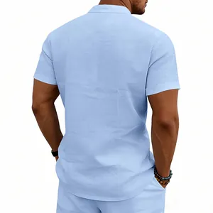 Vista posteriore della camicia Henley in lino azzurro da uomo a maniche corte