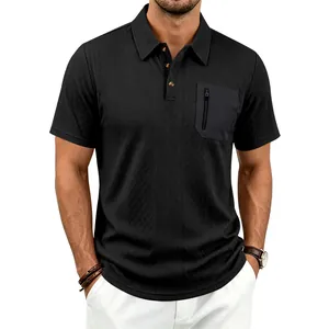 Detailansicht eines schwarzen taktischen Poloshirts mit Jacquard-Struktur und Reißverschlusstasche